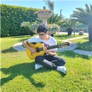 Sono uno studente di conservatorio e suono anni chitarra classica. Le lezione vengono svolte principalmente online tranne che in alcuni casi